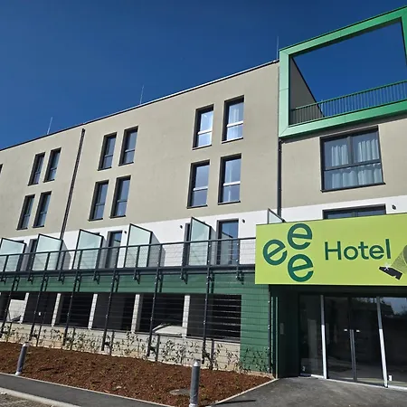 Hotel Eee *